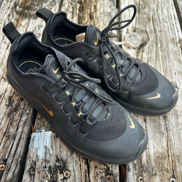 Nike Air Max Axis Women’s Black & Metallic Gold Running Athletic Shoes Size 6.5 - Picture 2 of 8